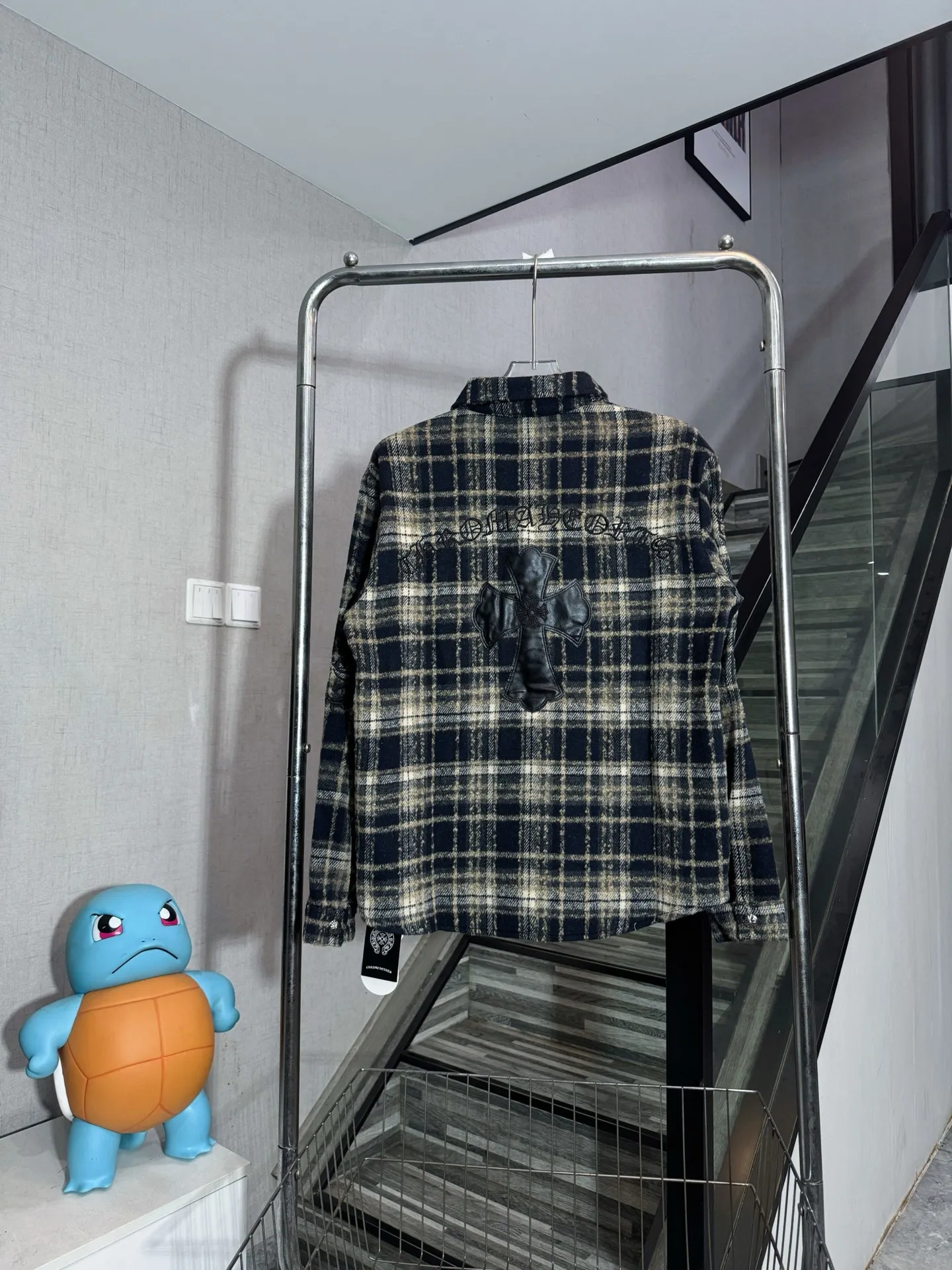P280 model number: HE395 Chromehearts-Chrome heart wool plaid leather label shirt jacket The fabric is made of 360g high-weight tasseled woolen plaid shirt fabric. The upper body is extremely warm and feels soft and comfortable. It has custom-made original hardware Crow heart cross buttons and a custom-made original cross leather label on the back + heavy embroidery. The embroidery is full and three-dimensional, the overall process is complex, original accessories, factory workmanship, complete with three standards, feel free to buy, Kuaishou Xiaohongshu's popular shirt jacket.  Color: Red/Blue Size: S M L XL